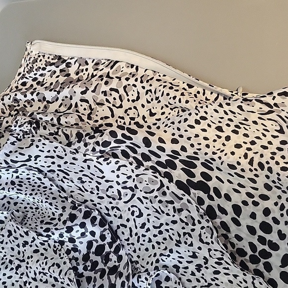 White House Black Market Sleeveless Ruffled Hidden Side Zip Animal Print Top XXS - Picture 5 of 10